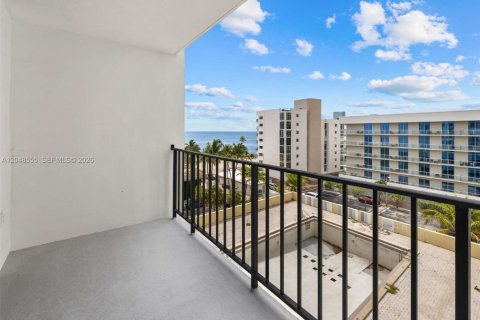 Condo in Hollywood, Florida, 1 bedroom  № 2186205 - photo 2