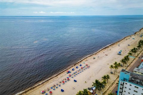 Condo in Hollywood, Florida, 1 bedroom  № 2186205 - photo 22