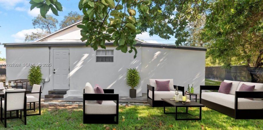 House in Miami, Florida 3 bedrooms, 73.39 sq.m. № 1993999