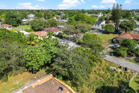 House in Miami, Florida 3 bedrooms, 73.39 sq.m. № 1993999 - photo 21