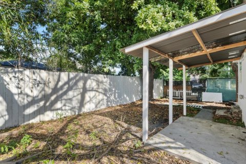 House in Miami, Florida 3 bedrooms, 73.39 sq.m. № 1993999 - photo 12