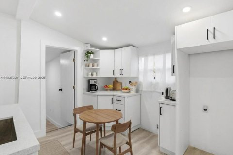 House in Miami, Florida 3 bedrooms, 73.39 sq.m. № 1993999 - photo 4