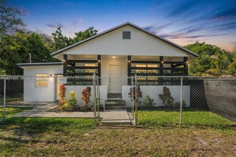 House in Miami, Florida 3 bedrooms, 73.39 sq.m. № 1993999 - photo 2