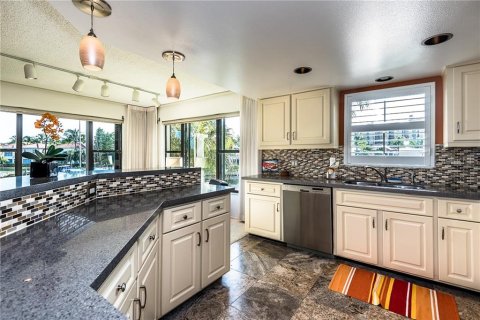 Copropriété à louer à Punta Gorda, Floride: 2 chambres, 140.84 m2 № 242176 - photo 11
