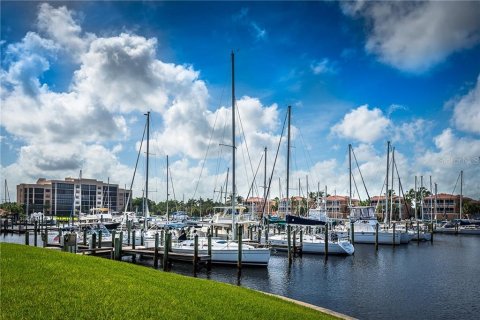 Copropriété à louer à Punta Gorda, Floride: 2 chambres, 140.84 m2 № 242176 - photo 1