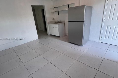 Villa ou maison à louer à Pahokee, Floride: 1 chambre, 914.16 m2 № 2414303 - photo 9