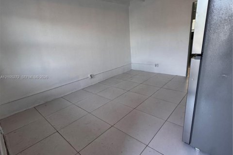 Villa ou maison à louer à Pahokee, Floride: 1 chambre, 914.16 m2 № 2414303 - photo 10