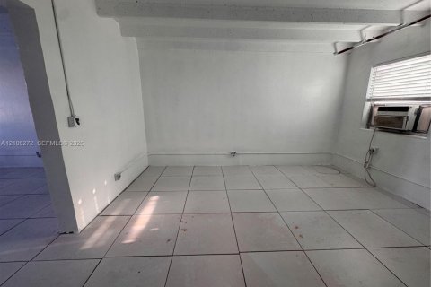 Villa ou maison à louer à Pahokee, Floride: 1 chambre, 914.16 m2 № 2414303 - photo 4