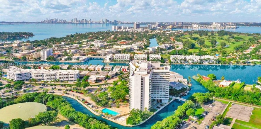 Apartment in Miami Beach, Florida 2 bedrooms, 94.76 sq.m. № 1888299