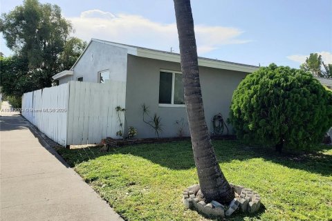 House in Hollywood, Florida 3 bedrooms, 154.4 sq.m. № 1770320 - photo 2