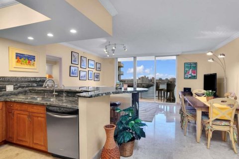 Condo in Miami, Florida, 3 bedrooms  № 1968322 - photo 2