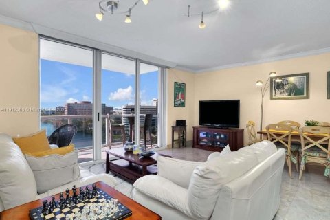 Condo in Miami, Florida, 3 bedrooms  № 1968322 - photo 8
