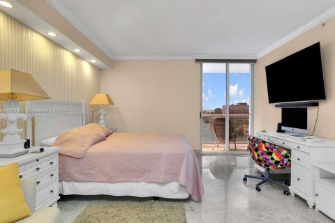 Condo in Miami, Florida, 3 bedrooms  № 1968322 - photo 12