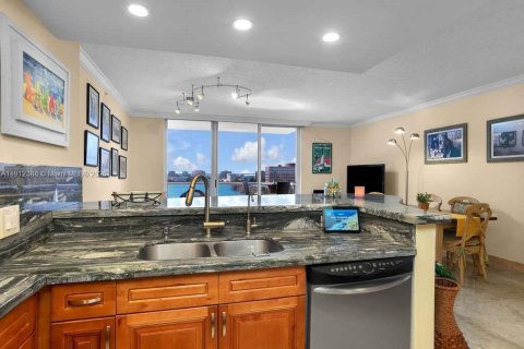 Condo in Miami, Florida, 3 bedrooms  № 1968322 - photo 6