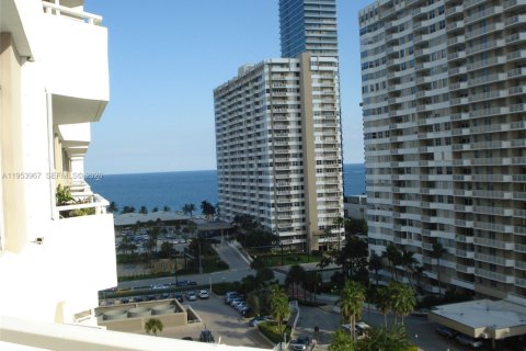 Condominio en venta en Hallandale Beach, Florida, 1 dormitorio, 74.14 m2 № 2008264 - foto 16