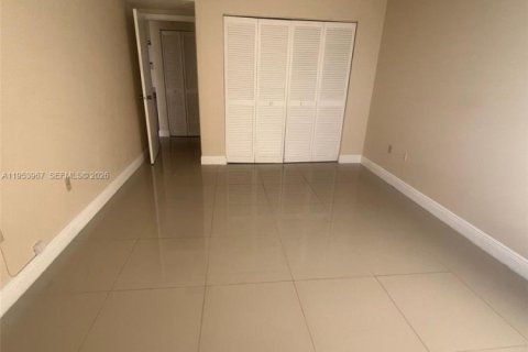 Condominio en venta en Hallandale Beach, Florida, 1 dormitorio, 74.14 m2 № 2008264 - foto 2