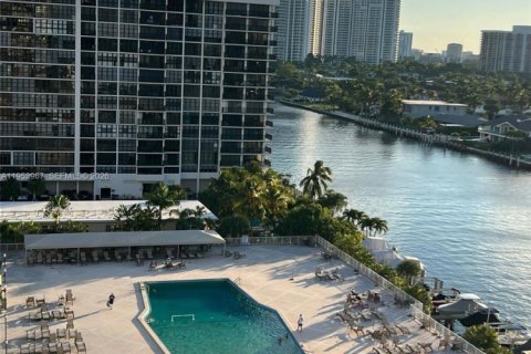 Condominio en venta en Hallandale Beach, Florida, 1 dormitorio, 74.14 m2 № 2008264 - foto 21