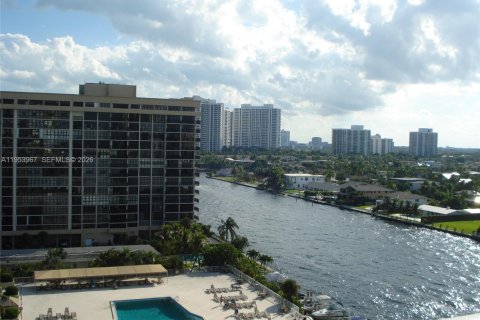 Condominio en venta en Hallandale Beach, Florida, 1 dormitorio, 74.14 m2 № 2008264 - foto 15