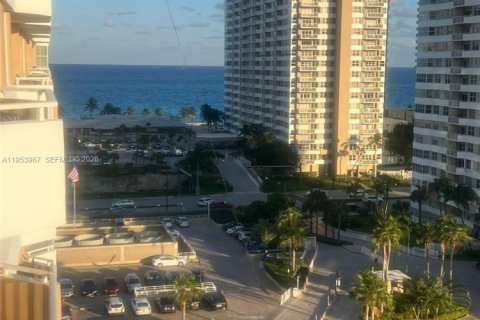 Condominio en venta en Hallandale Beach, Florida, 1 dormitorio, 74.14 m2 № 2008264 - foto 18