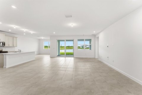 House in Port St. Lucie, Florida 3 bedrooms, 232.26 sq.m. № 2270737 - photo 4