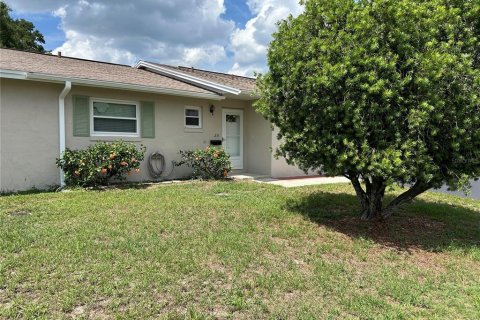 Condo in DeLand, Florida, 2 bedrooms  № 1754502 - photo 1