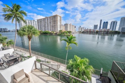 Copropriété à vendre à North Miami Beach, Floride: 2 chambres, 124.95 m2 № 2011911 - photo 19