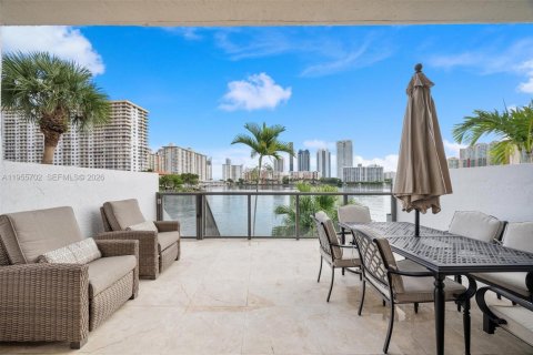 Copropriété à vendre à North Miami Beach, Floride: 2 chambres, 124.95 m2 № 2011911 - photo 4