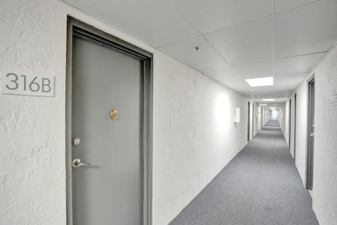Condominio en alquiler en Oakland Park, Florida, 1 dormitorio, 72 m2 № 1091916 - foto 1