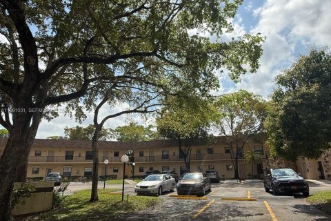 Copropriété à vendre à Hollywood, Floride: 2 chambres, 94.3 m2 № 2052490 - photo 16