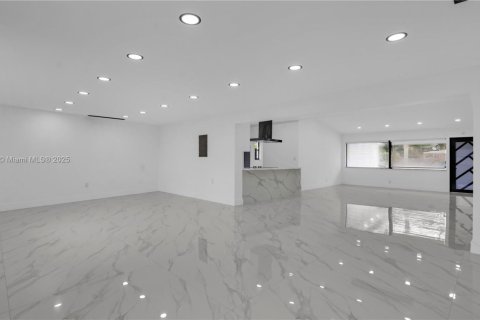 Casa en alquiler en Fort Lauderdale, Florida, 5 dormitorios, 218.6 m2 № 1930624 - foto 21