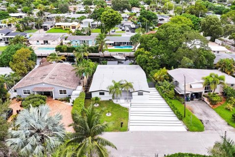 Casa en alquiler en Fort Lauderdale, Florida, 5 dormitorios, 218.6 m2 № 1930624 - foto 2