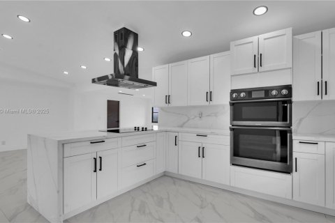 Casa en alquiler en Fort Lauderdale, Florida, 5 dormitorios, 218.6 m2 № 1930624 - foto 14