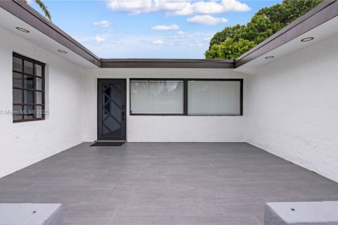 Casa en alquiler en Fort Lauderdale, Florida, 5 dormitorios, 218.6 m2 № 1930624 - foto 4
