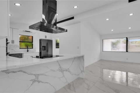 Casa en alquiler en Fort Lauderdale, Florida, 5 dormitorios, 218.6 m2 № 1930624 - foto 10