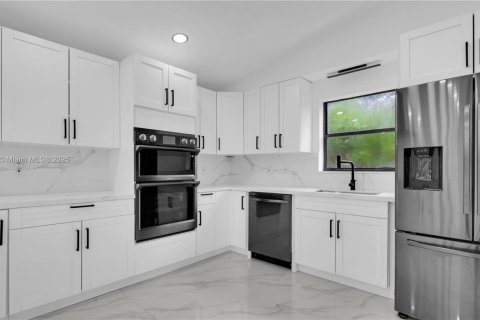 Casa en alquiler en Fort Lauderdale, Florida, 5 dormitorios, 218.6 m2 № 1930624 - foto 13