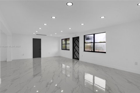Casa en alquiler en Fort Lauderdale, Florida, 5 dormitorios, 218.6 m2 № 1930624 - foto 23