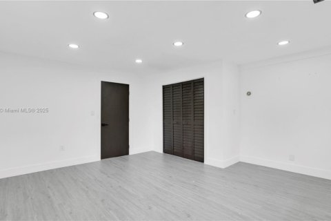 Casa en alquiler en Fort Lauderdale, Florida, 5 dormitorios, 218.6 m2 № 1930624 - foto 25