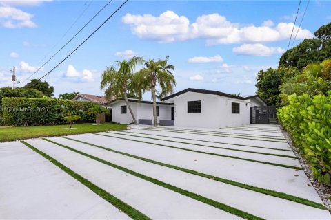 Casa en alquiler en Fort Lauderdale, Florida, 5 dormitorios, 218.6 m2 № 1930624 - foto 3