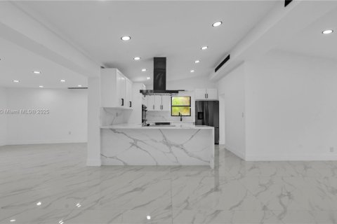 Casa en alquiler en Fort Lauderdale, Florida, 5 dormitorios, 218.6 m2 № 1930624 - foto 11