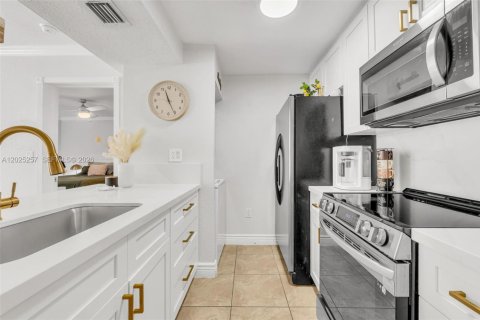 Condo in Hialeah, Florida, 2 bedrooms  № 2078451 - photo 5