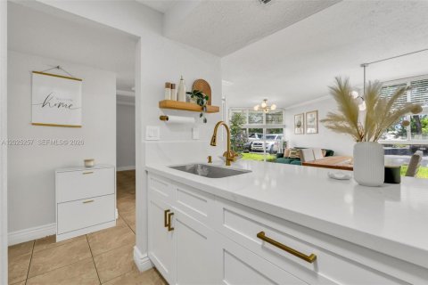 Condo in Hialeah, Florida, 2 bedrooms  № 2078451 - photo 7