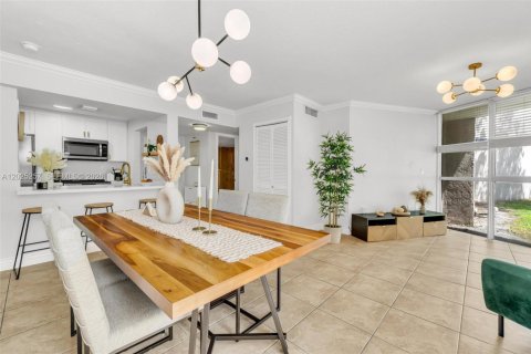 Condo in Hialeah, Florida, 2 bedrooms  № 2078451 - photo 14