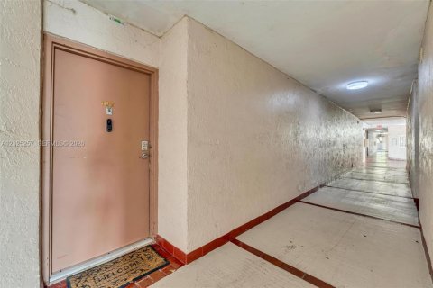 Condo in Hialeah, Florida, 2 bedrooms  № 2078451 - photo 3