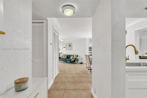 Condo in Hialeah, Florida, 2 bedrooms  № 2078451 - photo 4