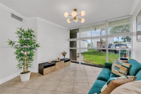 Condo in Hialeah, Florida, 2 bedrooms  № 2078451 - photo 16