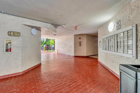Condo in Hialeah, Florida, 2 bedrooms  № 2078451 - photo 2