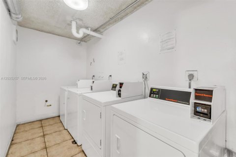 Condo in Hialeah, Florida, 2 bedrooms  № 2078451 - photo 26
