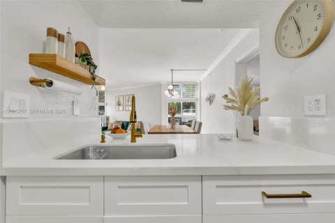 Condo in Hialeah, Florida, 2 bedrooms  № 2078451 - photo 8