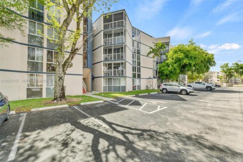 Condo in Hialeah, Florida, 2 bedrooms № 2078451