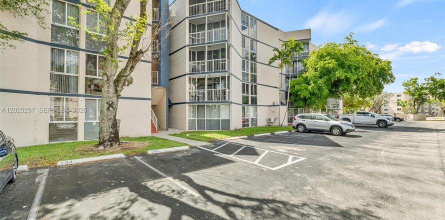 Condo in Hialeah, Florida, 2 bedrooms  № 2078451